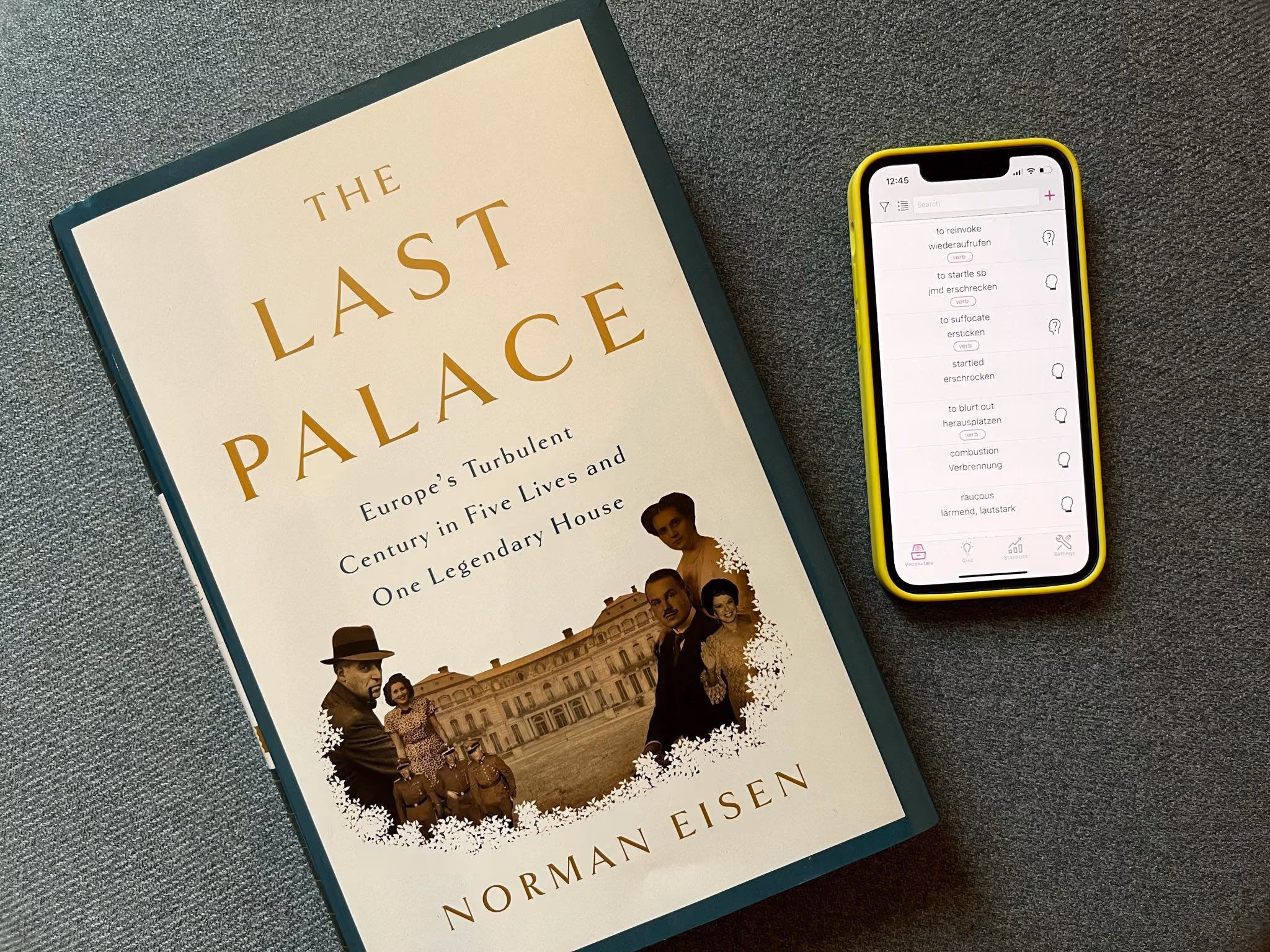 Photo de la couverture du livre The Last Palace et d’un iPhone avec l’app Wokabulary ouverte.