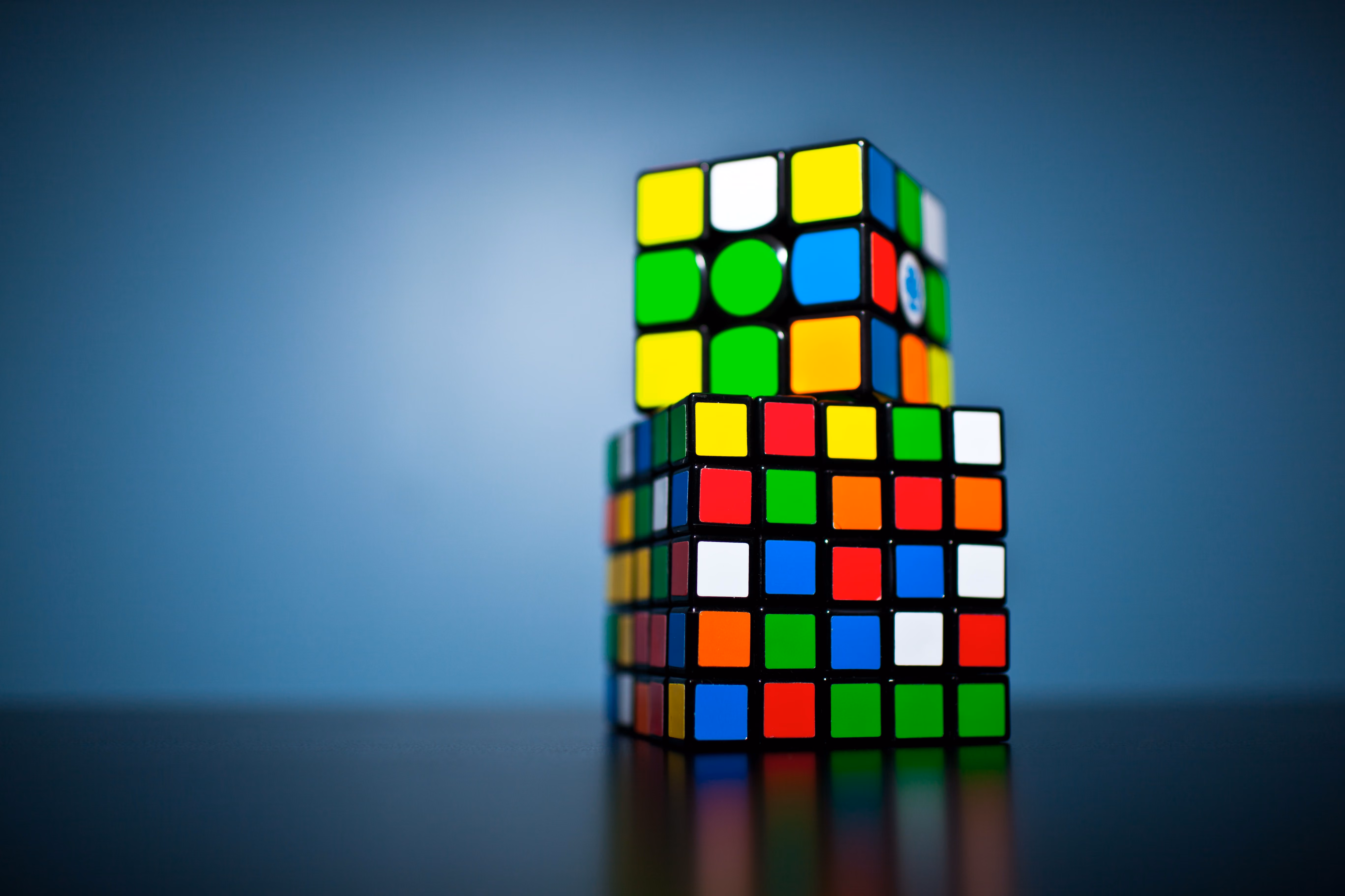 Rubik’s Cubes, photo d’Olav Ahrens Røtne sur Unsplash
